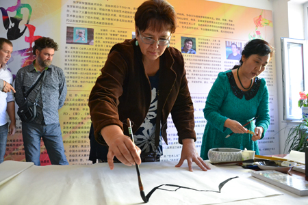 мастер-класс "Русское гохуа" на церемонии открытия выставки вызвал огромный интерес у китайцев