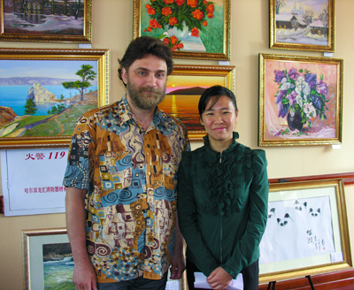 Заместитель начальника уезда Дуннин Ван Сю Ян и художник Андрей Жилин на вернисаже выставки