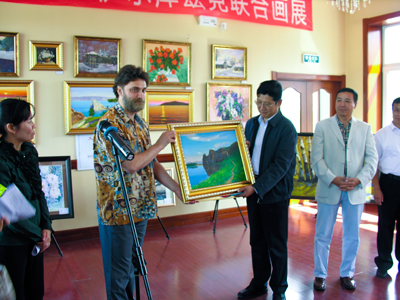 Андрей Жилин вместе с секретарём парторганизации уезда Дуннин Сунь Шузи на церемонии открытия выставки