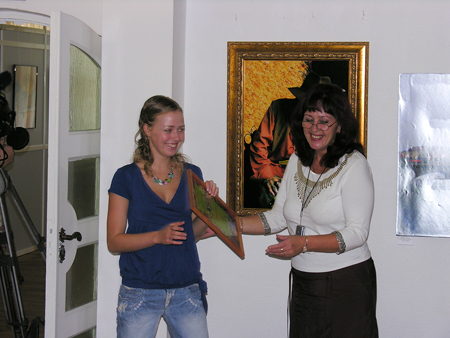 Надежда Логвиненко вручает дипломы участникам фестиваля