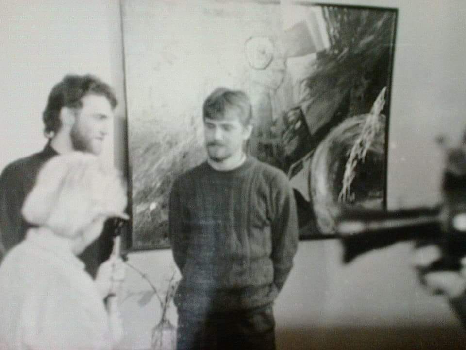 Наша с братом Сергеем персональная выставка в Доме Художника в 1988 году. Даём интервью на фоне моей картины "Вселенная". Тогда же у нас была ещё одна выставка в Доме актёра, но фото с неё не сохранились...